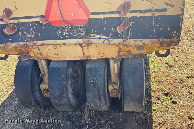 image for item FI0134 1986 Caterpillar PS-130 pneumatic roller