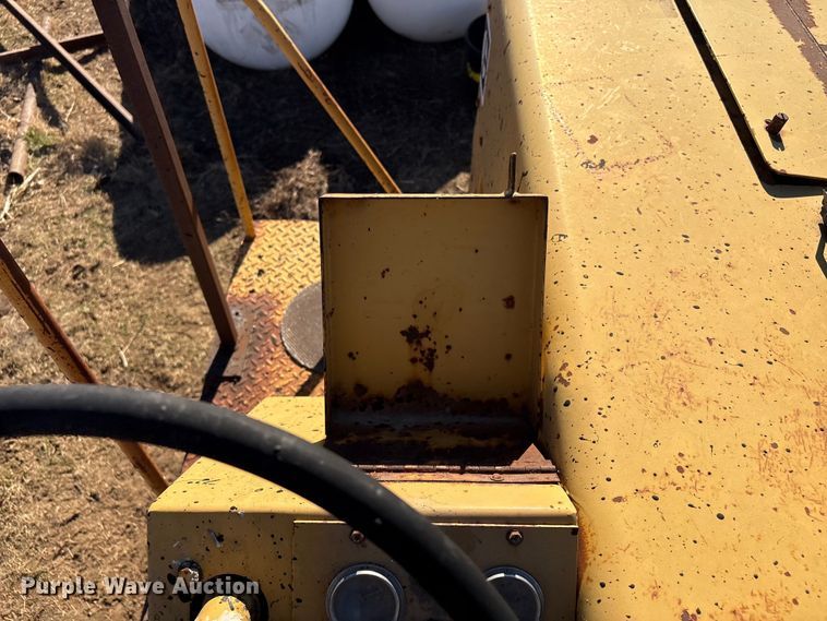 image for item FI0134 1986 Caterpillar PS-130 pneumatic roller