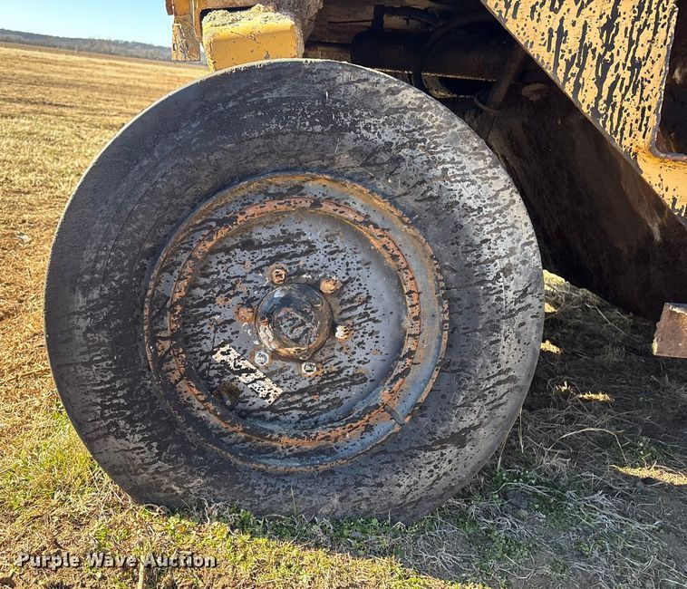 image for item FI0134 1986 Caterpillar PS-130 pneumatic roller