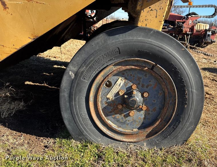 image for item FI0134 1986 Caterpillar PS-130 pneumatic roller