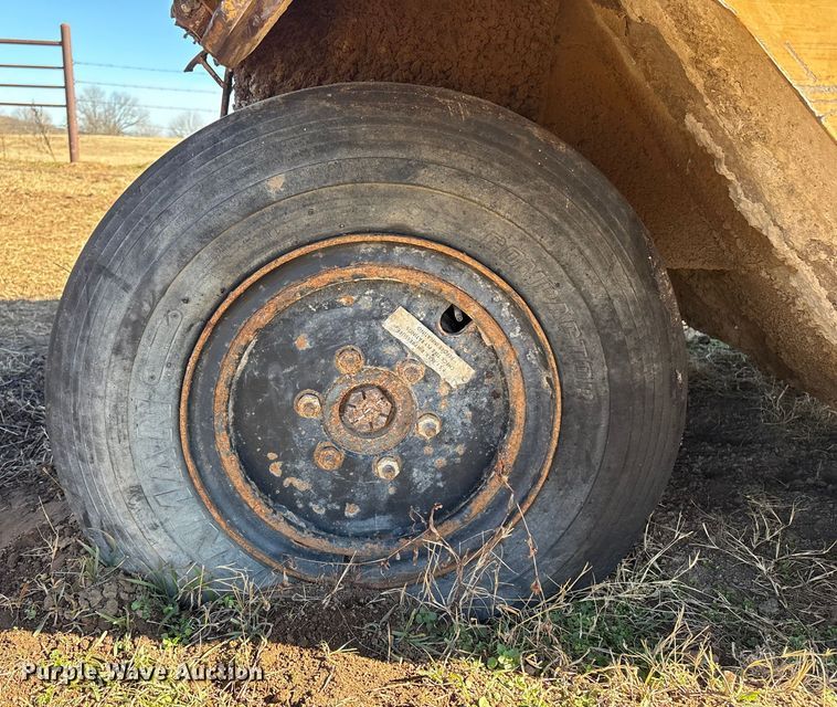 image for item FI0134 1986 Caterpillar PS-130 pneumatic roller