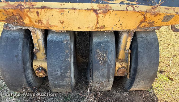 image for item FI0134 1986 Caterpillar PS-130 pneumatic roller