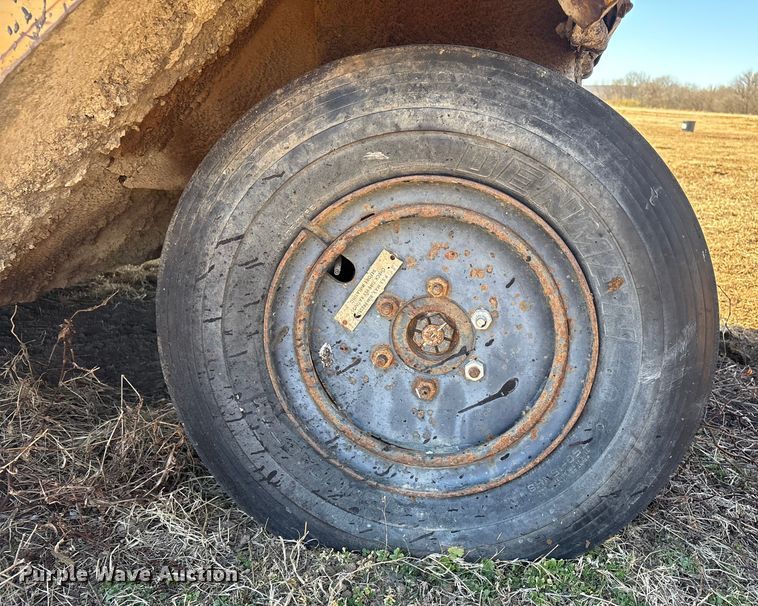 image for item FI0134 1986 Caterpillar PS-130 pneumatic roller