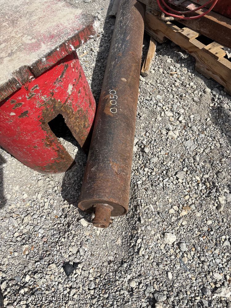 image for item FI0957 (2) hydraulic concrete screed rollers