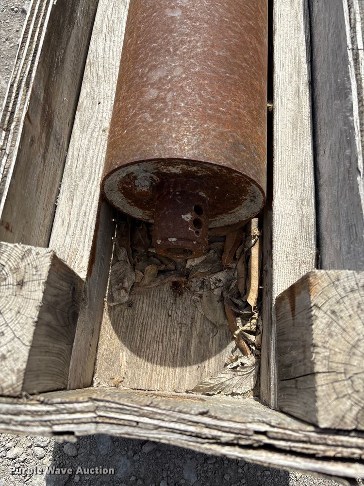 image for item FI0957 (2) hydraulic concrete screed rollers