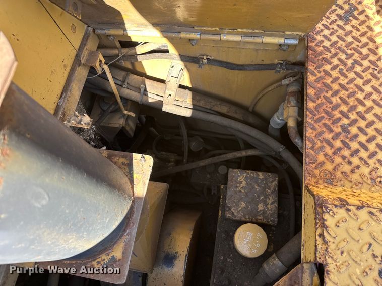 image for item FK1844 1998 Caterpillar AP-650-B paver