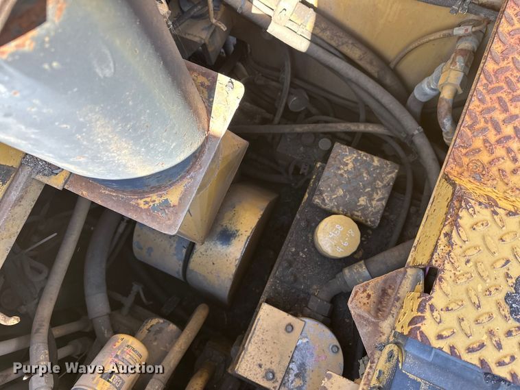 image for item FK1844 1998 Caterpillar AP-650-B paver