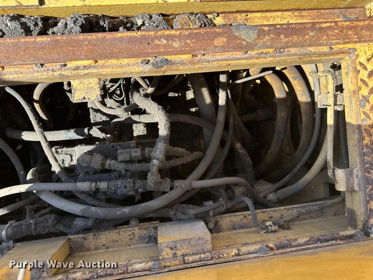 image for item FK1844 1998 Caterpillar AP-650-B paver