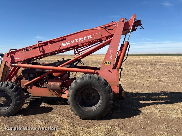image for item NK9047 SkyTrak 4030 telehandler