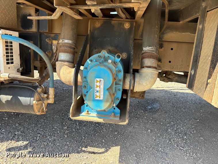 image for item NK9102 2017 Ford F750 Super Duty hydrovac truck