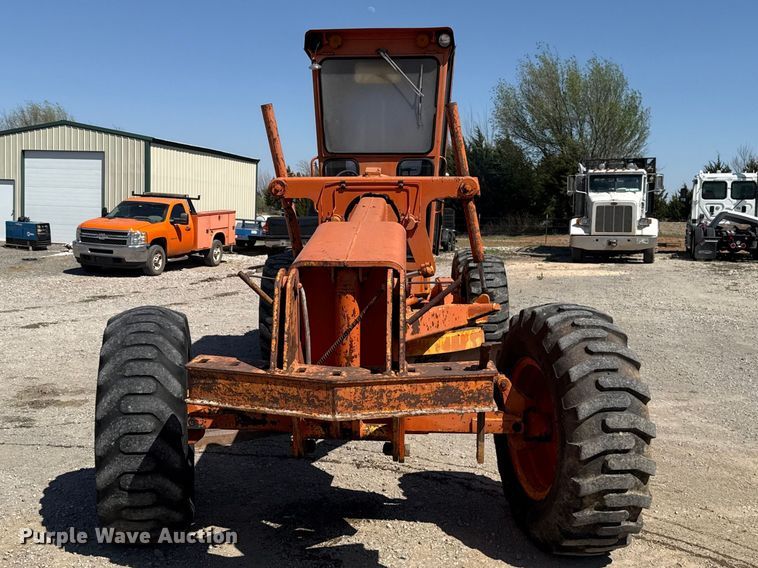 image for item NK9119 1983 John Deere 570A motor grader