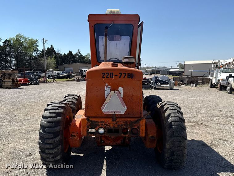 image for item NK9119 1983 John Deere 570A motor grader