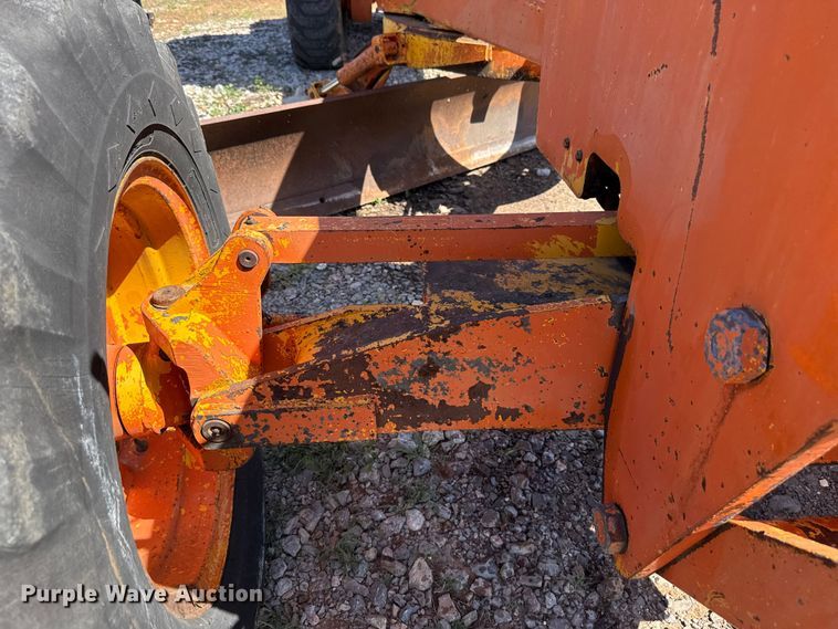 image for item NK9119 1983 John Deere 570A motor grader