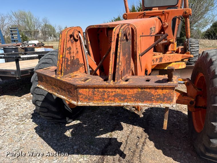 image for item NK9119 1983 John Deere 570A motor grader