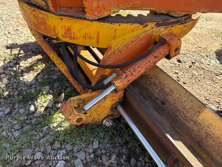 image for item NK9119 1983 John Deere 570A motor grader