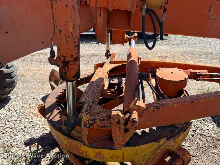 image for item NK9119 1983 John Deere 570A motor grader