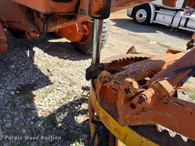 image for item NK9119 1983 John Deere 570A motor grader