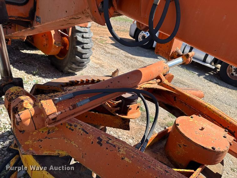 image for item NK9119 1983 John Deere 570A motor grader