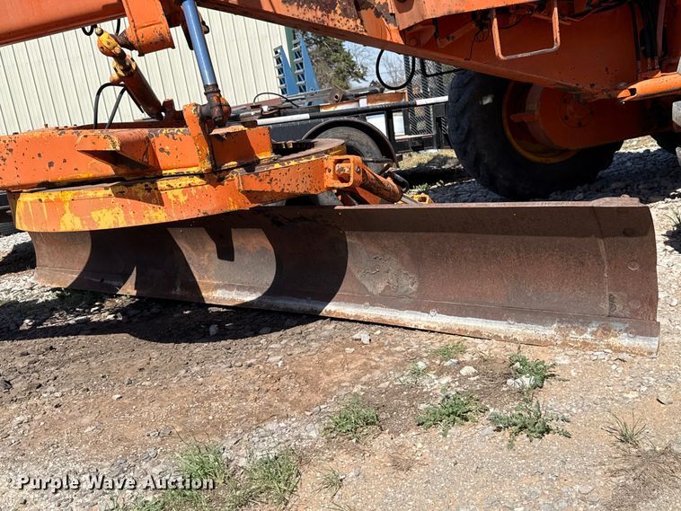 image for item NK9119 1983 John Deere 570A motor grader