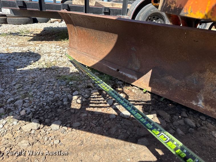 image for item NK9119 1983 John Deere 570A motor grader