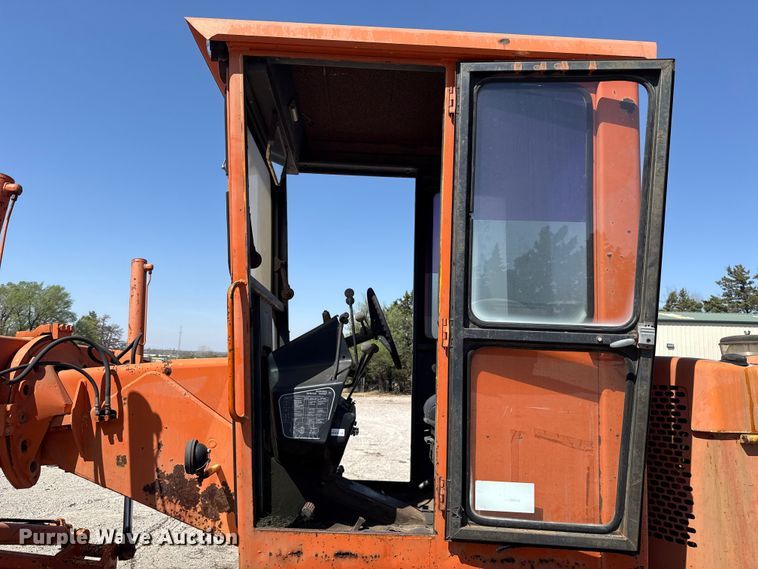 image for item NK9119 1983 John Deere 570A motor grader