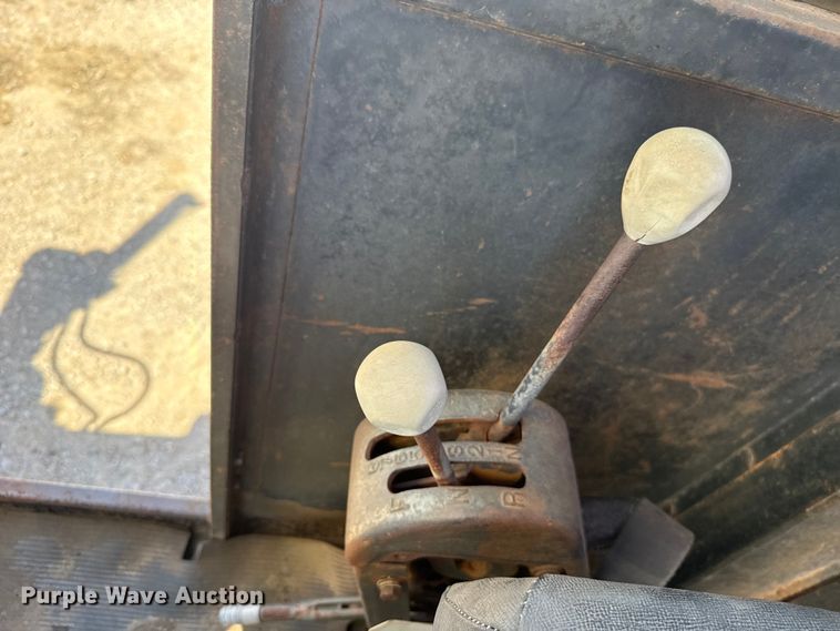 image for item NK9119 1983 John Deere 570A motor grader