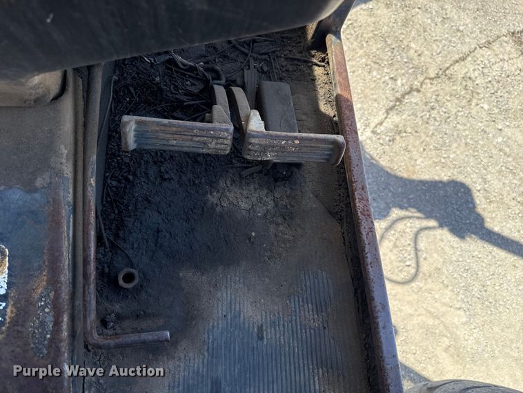 image for item NK9119 1983 John Deere 570A motor grader