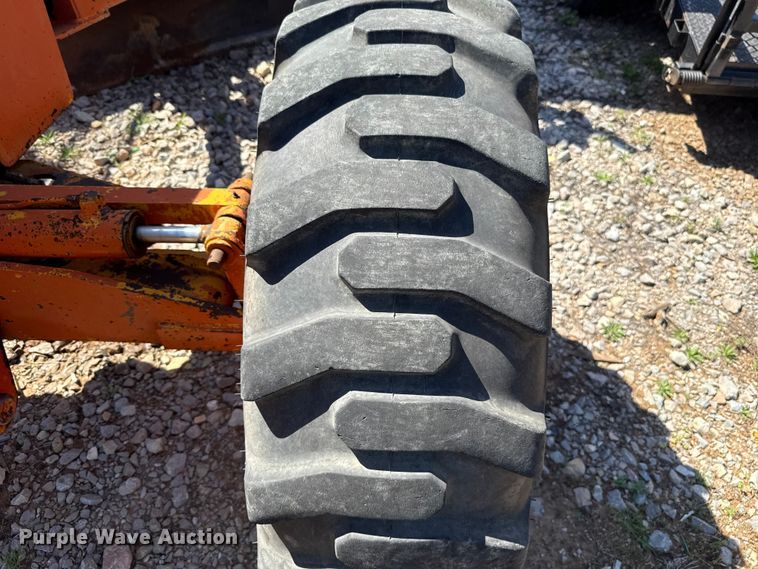 image for item NK9119 1983 John Deere 570A motor grader