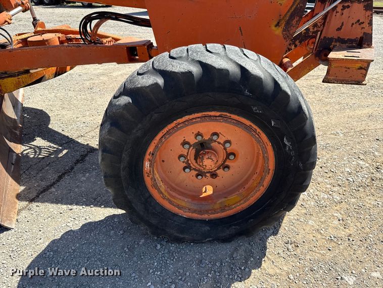 image for item NK9119 1983 John Deere 570A motor grader