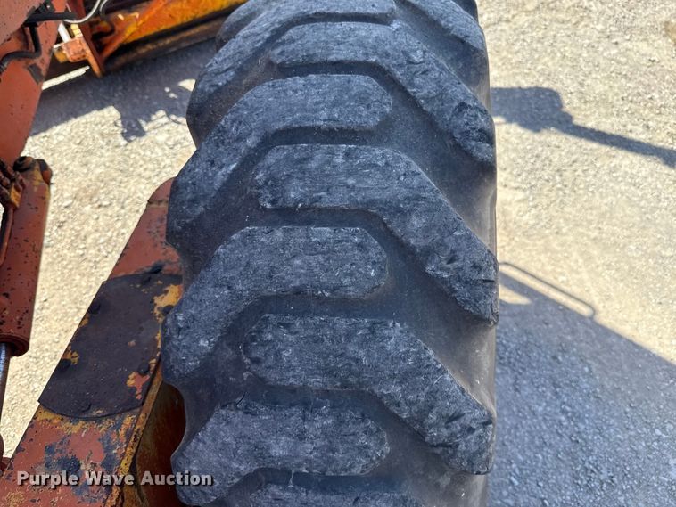 image for item NK9119 1983 John Deere 570A motor grader