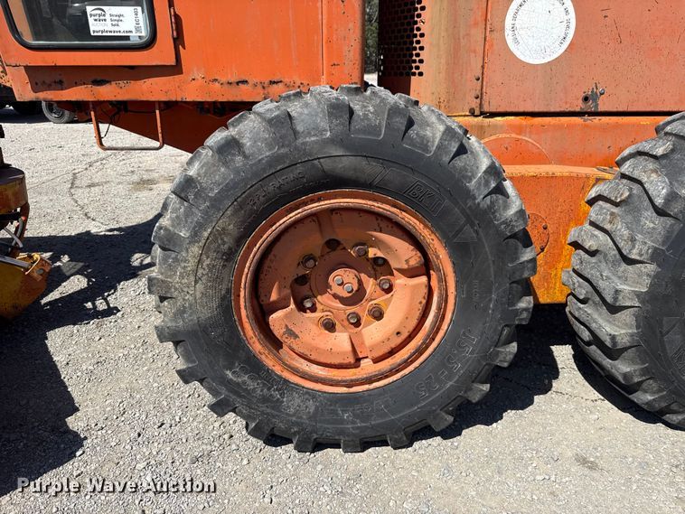 image for item NK9119 1983 John Deere 570A motor grader