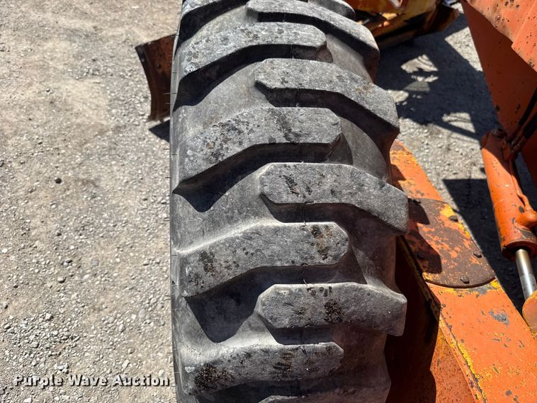 image for item NK9119 1983 John Deere 570A motor grader