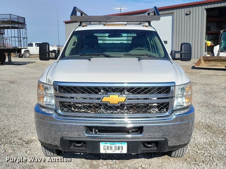 image for item NK9878 2013 Chevrolet  Silverado 3500HD Crew Cab flatbed pickup truck