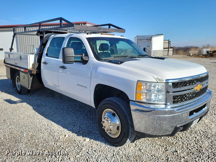 image for item NK9878 2013 Chevrolet  Silverado 3500HD Crew Cab flatbed pickup truck