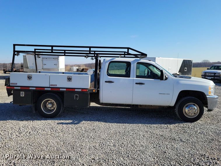 image for item NK9878 2013 Chevrolet  Silverado 3500HD Crew Cab flatbed pickup truck