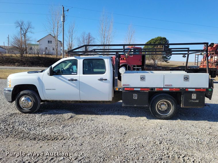 image for item NK9878 2013 Chevrolet  Silverado 3500HD Crew Cab flatbed pickup truck