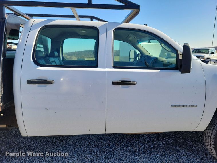 image for item NK9878 2013 Chevrolet  Silverado 3500HD Crew Cab flatbed pickup truck