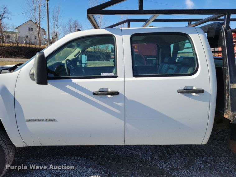 image for item NK9878 2013 Chevrolet  Silverado 3500HD Crew Cab flatbed pickup truck