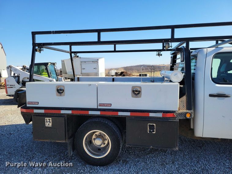 image for item NK9878 2013 Chevrolet  Silverado 3500HD Crew Cab flatbed pickup truck