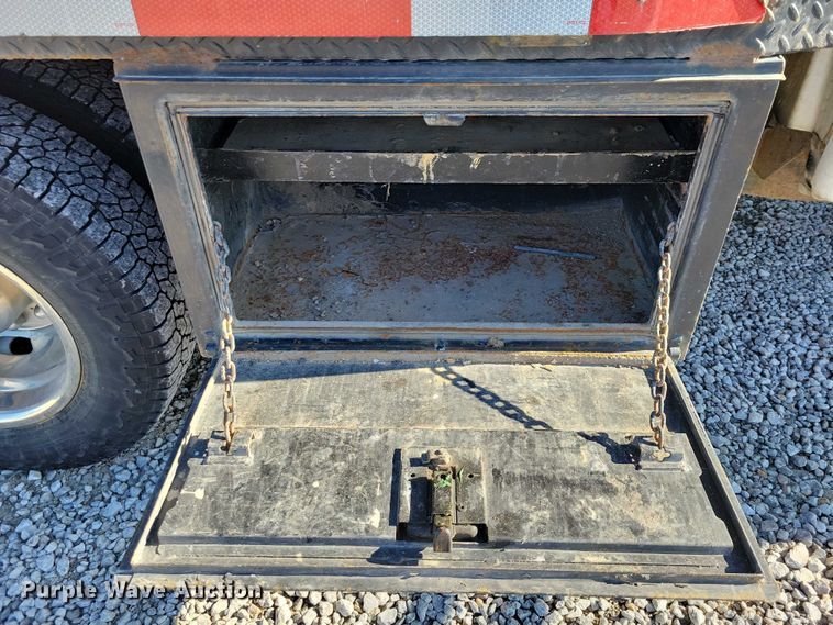 image for item NK9878 2013 Chevrolet  Silverado 3500HD Crew Cab flatbed pickup truck