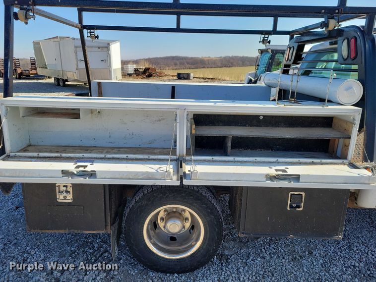 image for item NK9878 2013 Chevrolet  Silverado 3500HD Crew Cab flatbed pickup truck