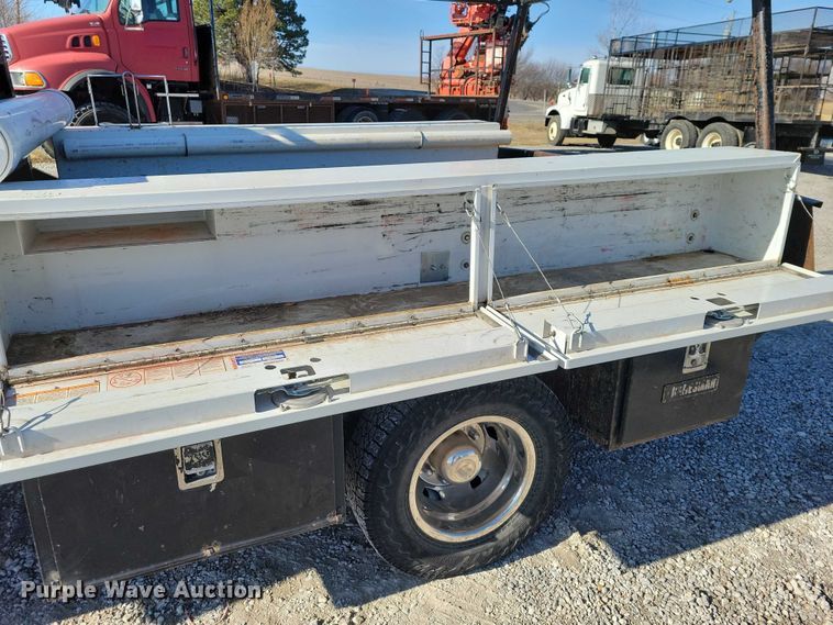 image for item NK9878 2013 Chevrolet  Silverado 3500HD Crew Cab flatbed pickup truck