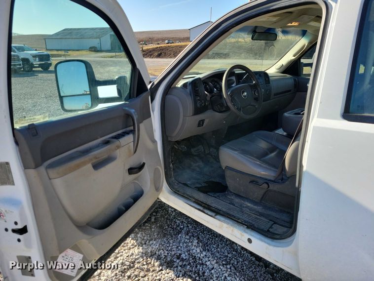 image for item NK9878 2013 Chevrolet  Silverado 3500HD Crew Cab flatbed pickup truck