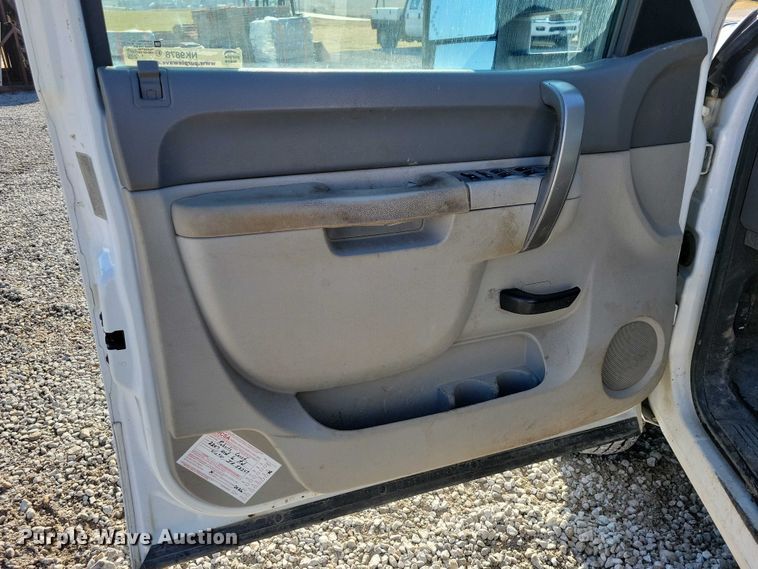 image for item NK9878 2013 Chevrolet  Silverado 3500HD Crew Cab flatbed pickup truck