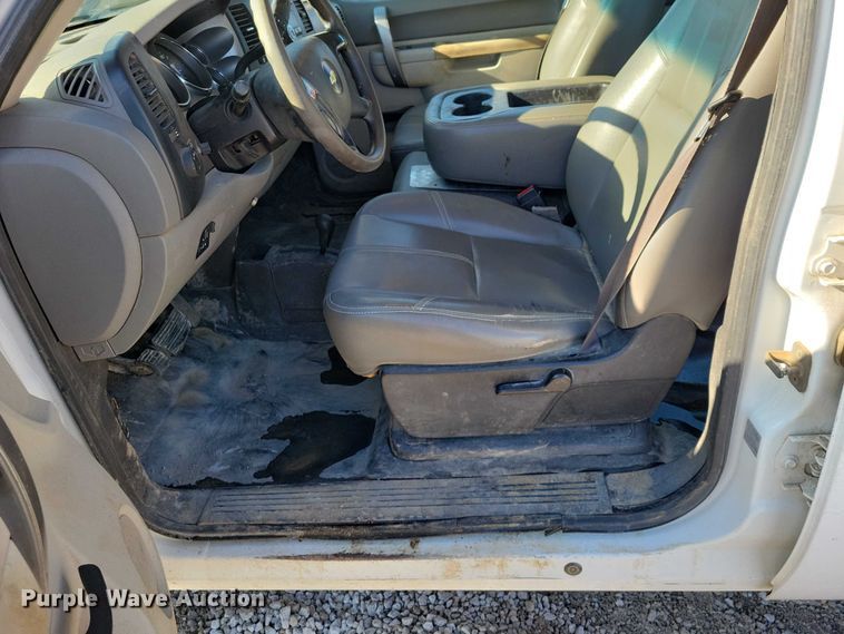 image for item NK9878 2013 Chevrolet  Silverado 3500HD Crew Cab flatbed pickup truck