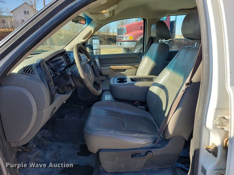 image for item NK9878 2013 Chevrolet  Silverado 3500HD Crew Cab flatbed pickup truck