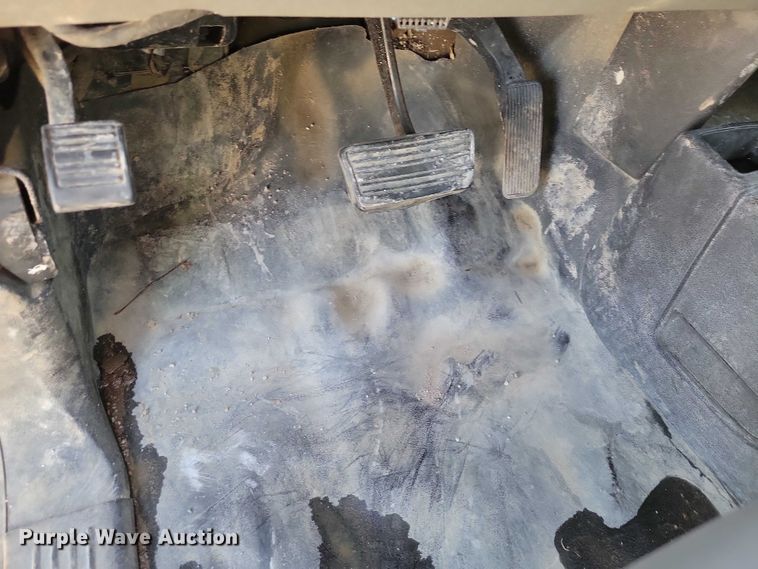 image for item NK9878 2013 Chevrolet  Silverado 3500HD Crew Cab flatbed pickup truck