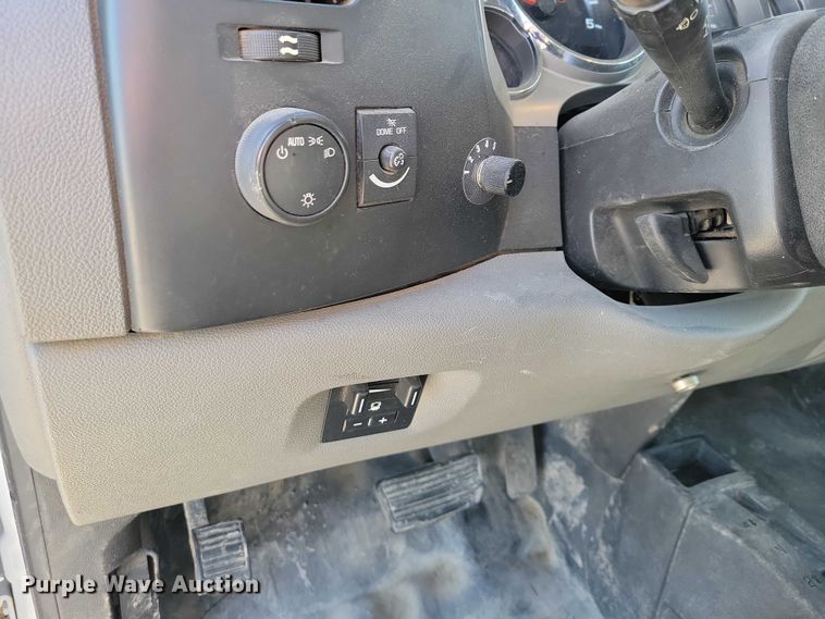 image for item NK9878 2013 Chevrolet  Silverado 3500HD Crew Cab flatbed pickup truck