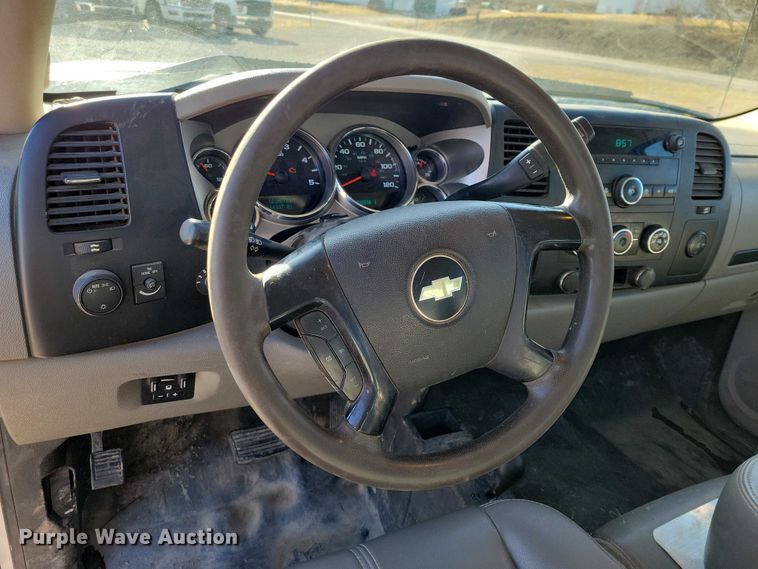 image for item NK9878 2013 Chevrolet  Silverado 3500HD Crew Cab flatbed pickup truck