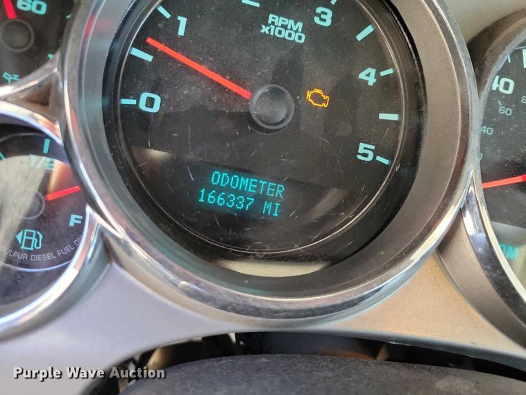 image for item NK9878 2013 Chevrolet  Silverado 3500HD Crew Cab flatbed pickup truck